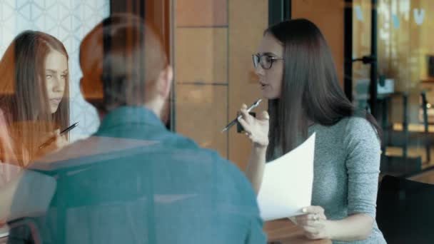 Líder de Equipo Femenino Explicando Plan de Trabajo de Puesta en marcha en Reunión Equipo de Negocios Creativos Slow Motion — Vídeos de Stock