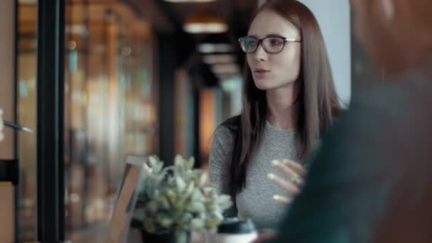 Femme chef d'équipe dans les lunettes sourit et gesticule activement réunion de l'équipe créative d'affaires — Video