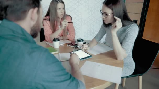 Reunião de equipe de negócios criativa no moderno start-up escritório líder da equipe feminina — Vídeo de Stock