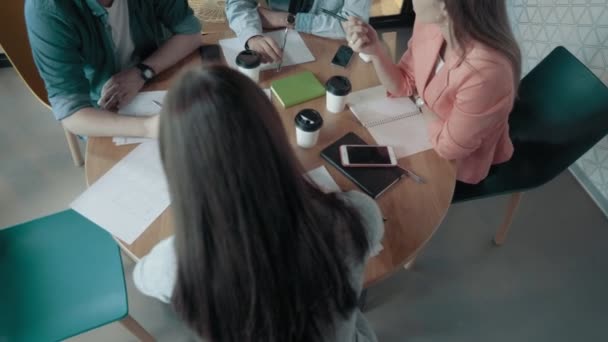 トップ ドリー ショットの多民族の創造的なビジネス チーム会議と丸い机でブレーンストーミング — ストック動画