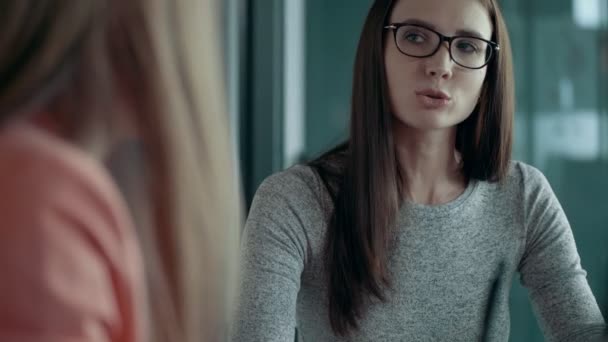 Csinos női csapatvezető szemüveg Nods egyetért azzal, hogy kreatív üzleti találkozója a Modern iroda — Stock videók