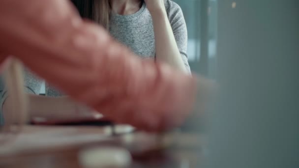 Líder de equipo femenina en gafas en escritorio de oficina moderno toma notas Reunión de equipo de negocios creativa — Vídeos de Stock