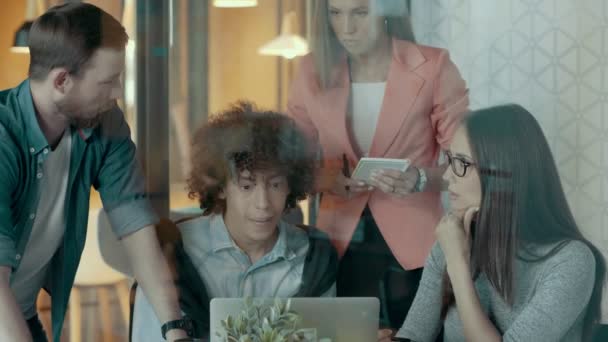 Multi-etnisch creatieve Business teamvergadering en brainstormen In moderne opstarten van Office Teamwork — Stockvideo