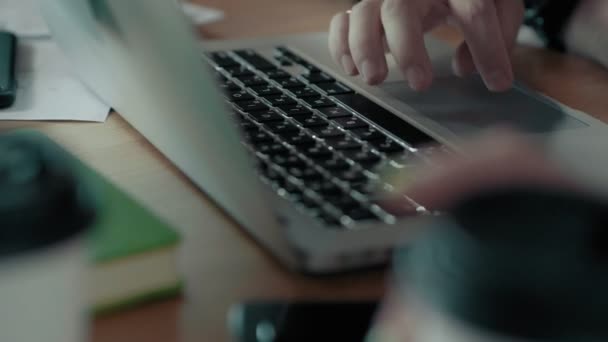 Mãos masculinas usam laptop e usa toque almofada reunião de equipe de negócios Brainstorming usar tecnologia digital — Vídeo de Stock
