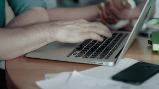 Γυναικεία χέρια που δείχνουν στο Laptop οθόνης χρήση στυλό αρσενικό χέρια χρήση σημειωματάριο στο σύγχρονο γραφείο — Αρχείο Βίντεο