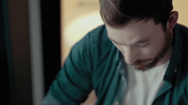 Yukarı yüz çekici genç Avrupa erkek ofis Modern start düşünceli konsantre kapatın — Stok video