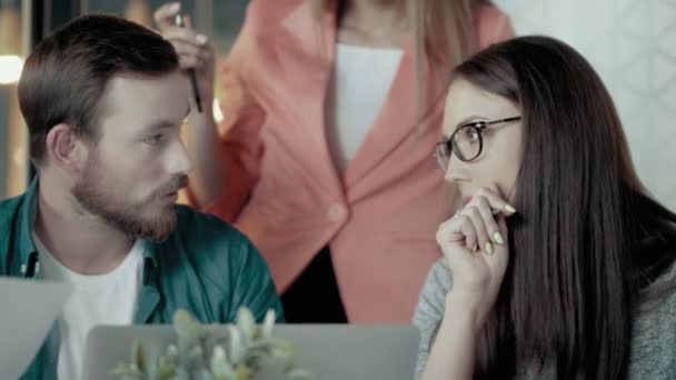 Programmeur masculin écrit code utilisation ordinateur portable femme chef d'équipe dans les lunettes discuter nouveau projet — Video