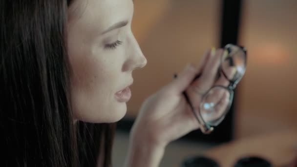 Ansikte av allvarliga unga europeiska kvinna resonemang på viktigt ämne håller glasögon i Hand på kontor — Stockvideo