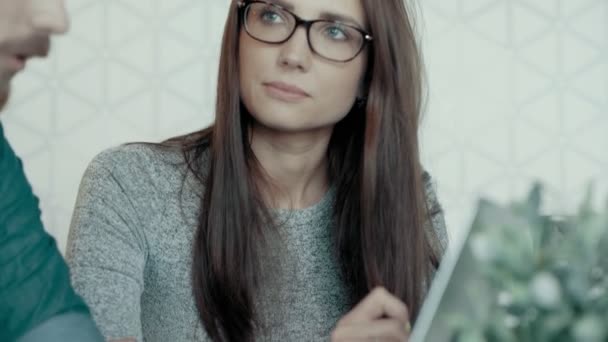 Office kadın takım lideri bardaklarda dizüstü ekip toplantısı kullanarak yeni proje ayrıntılarını tartışıyor — Stok video