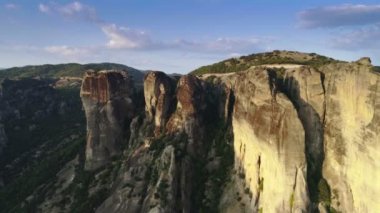 Geri alma veya geri çekilme hava şut şaşırtıcı doğal dağ karmaşık oluşumu Meteora Yunanistan