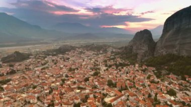 Havadan muhteşem küçük Avrupa şehri veya banliyösü Kalambaka yakınındaki dağ Meteora vurdu