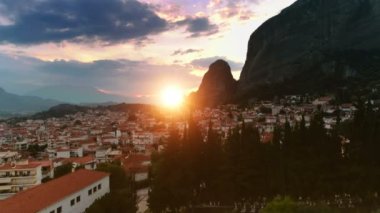 Hava alarak eski Avrupa şehri Kalambaka harika manzarasına dağ Meteora üzerinde günbatımında vurdu