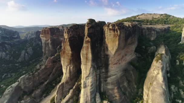 Anteni panoramik şehir Kalambaka yakınındaki gün batımında muhteşem doğal dağlar Meteora vurdu — Stok video