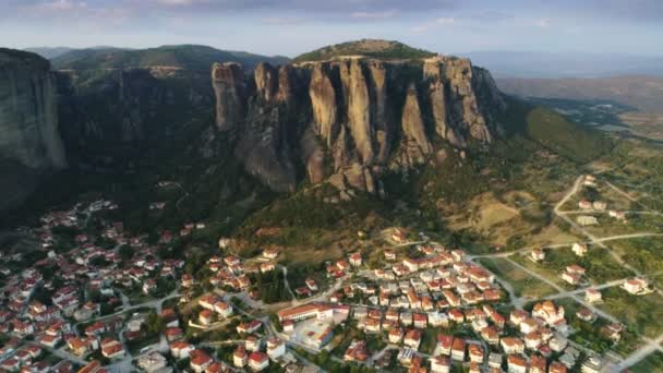 Şaşırtıcı köy veya banliyö veya tipik bir kasaba Kalambaka dağ Meteora üzerinde uçan hava atış — Stok video