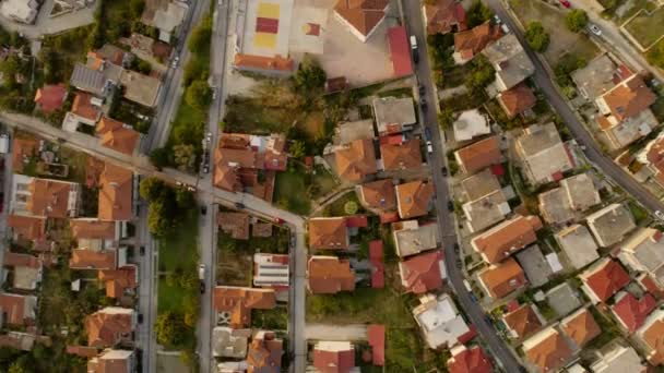 Vista desde arriba en la pequeña ciudad europea o suburbio vuelo sobre techos de casas modo de vida típico — Vídeos de Stock