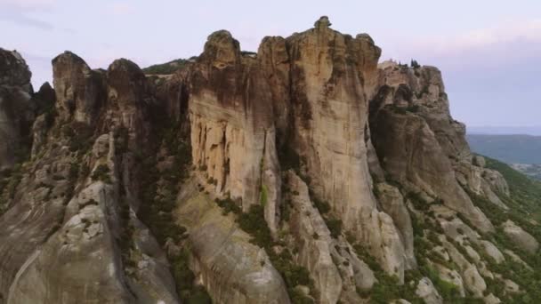 Панорамування пташиного польоту Meteora високий природний Скеля з скелі історичні місця поблизу Каламбака — стокове відео