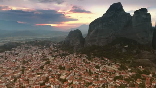 Plano aéreo magníficas montañas Meteora volando sobre gran ciudad paisaje Kalambaka — Vídeos de Stock