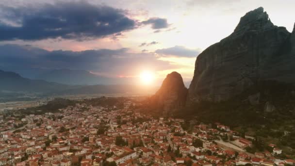 空中ショットは、ヨーロッパ小さな旧市街や郊外カラン岩ギリシャのメテオラをパン — ストック動画
