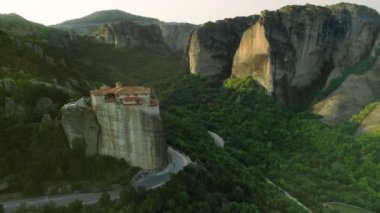 Hareket hava atış Meteora kayalıklarla manastırları ile tepeler üzerinde Günbatımında geri.