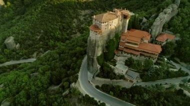 Kaydırma görünümü Yunan Ortodoks manastır kumtaşı kaya ayağı Meteora Yunanistan üzerine