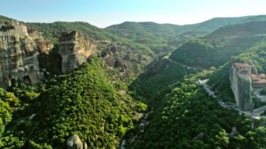 Hava atış yüksek dağlar ve yoğun yeşil ağaçlar ile harika doğal Vadisi günbatımı rock Meteora manastırları cliff turistik tarihi yer Yunanistan zirvesine hareket geri