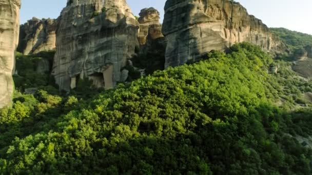 Plano aéreo despegando sobre piedra enorme roca Meteora con monasterios complejo en pico — Vídeos de Stock