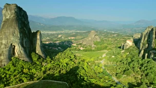 Tiro de helicóptero rocha Meteora na Grécia perto da cidade Kalambaka ao pôr-do-sol — Vídeo de Stock