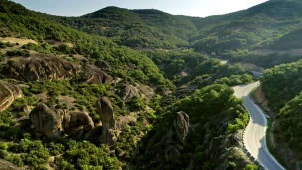 空中射击空蜿蜒的沥青路或高速公路附近高山惊人的自然谷 — 图库视频影像