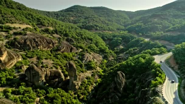 バック モーション空中の日没で鬱蒼とした森の緑と美しい丘陵をショット — ストック動画