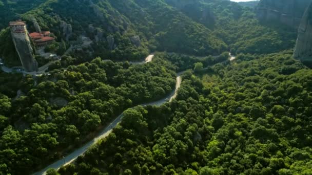 Foto aérea del famoso lugar turístico e histórico de la montaña Meteora cerca de la ciudad Kalambaka — Vídeo de stock