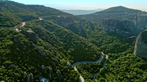 Zadní pohyblivé létání nad úžasné údolí známé přírodní horské Meteora v Řecku — Stock video