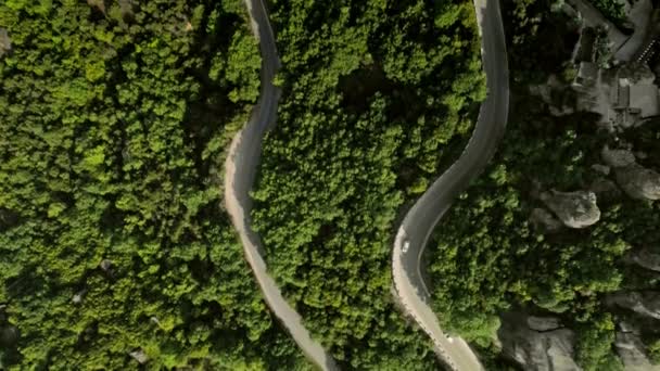 Blick aus dem Helikopter über ein fantastisches Tal in der Nähe der Felsenmeteora in Mittelgriechenland — Stockvideo