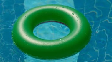 Yalnız lifebuoy güneşli yaz gününde açık yüzme havuzunda yüzen üstten görünüm