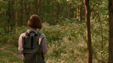 Görünüm kaygısız genç kadın seyahat keyfi açık yaz park yerinde geri taşınıyor orman yolu üzerinde yürüyen aktif backpacker genç kadının