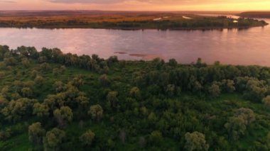 Kırmızı ve sarı gün batımı göl su yüzeyinde şaşırtıcı gökyüzü hava atış güzel manzara