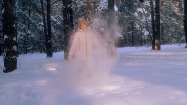 İyi vakit geçiriyor mutlu aktif kadın kalmamak forest park için kar slowmo ile oynamak