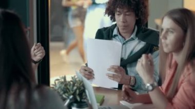 Afrika adam ofis Modern start belgeleri çok etnik gruptan oluşan yaratıcı iş ekip toplantısı düzenleme