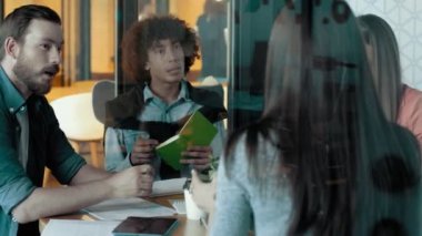 Çok ırklı yaratıcı iş takım toplantısı In Modern başlatmak Office kadın takım lideri yavaş hareket