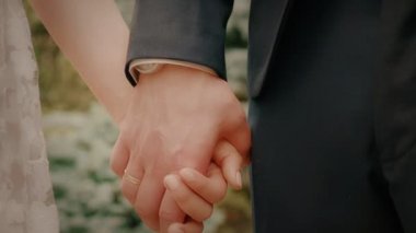 Damat gelin elini alarak makro çekim.