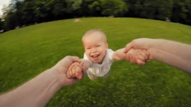 Padre y feliz sonriente pequeño hijo jugando juntos en verano prado POV disparo — Vídeos de Stock