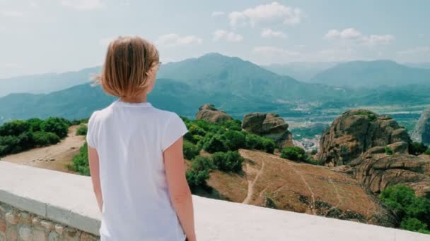 Πίσω όψη νεαρή τουριστική γυναίκα θαυμάζοντας το υπέροχο ορεινό τοπίο στην ηλιόλουστη μέρα του καλοκαιριού — Αρχείο Βίντεο