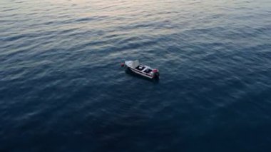Sonsuz açık mavi denizde hava dönen atış üst görünümü güzel küçük balıkçı teknesi