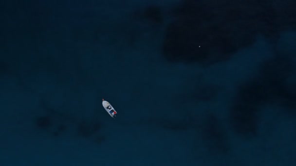 トップビュー空中ショット空の釣り白いボートは素晴らしい自然な暗い青い海の水に囲まれています — ストック動画