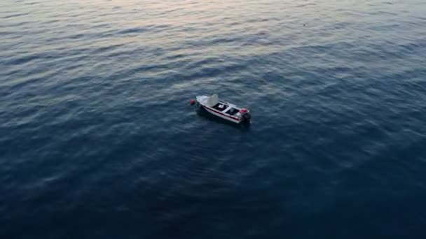 Légi forgó lövés felülnézetben szép kis halászhajó végtelen nyitott tiszta kék tenger — Stock videók