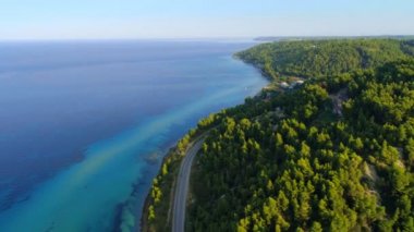 Yunanistan'da okyanus yakınında helikopter güzel deniz manzarası açık deniz ve mavi gökyüzü havadan çekim şehir çekim