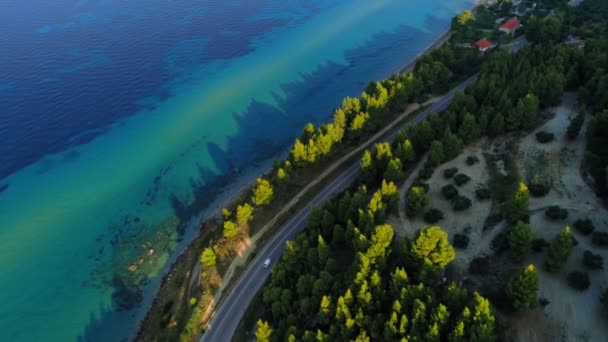 Volare sulla bellissima spiaggia costa tiro aereo incredibile paesaggio marino naturale strada foresta verde in Grecia — Video Stock
