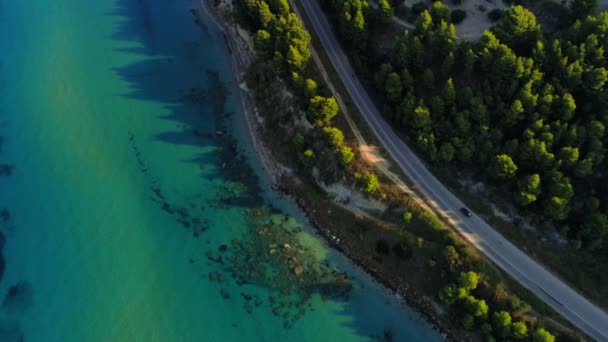 Fliegen über schöne natürliche Meereslandschaft bei Sonnenuntergang Luftaufnahme erstaunliche Meer Strand Küste entlang der Straße in Griechenland — Stockvideo