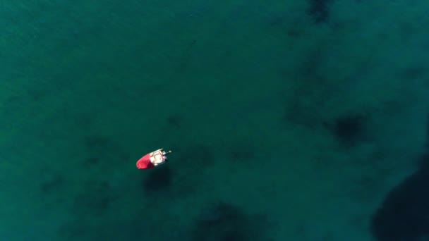 Vista dall'alto calma mare limpido senza fine con incredibile superficie liscia colpo statico aerea — Video Stock