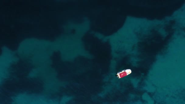 Vue de dessus tranquillité mer échouée avec petit bateau de catamaran à tir statique aérien de transport d'eau — Video