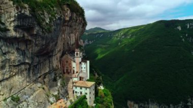 Yüksek dağda inanılmaz turistik tarihi yer ortaçağ tapınağı üzerinde havalandı havadan atış